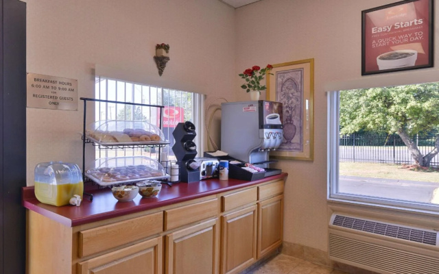 Econo Lodge East Hartford