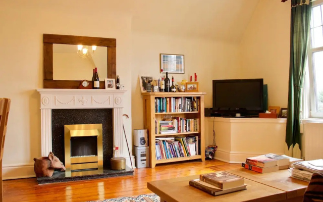 2 Bedroom Flat With Parking In Edinburgh