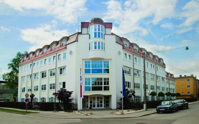 Summer Hostel Salzburg Зальцбург вид на фасад