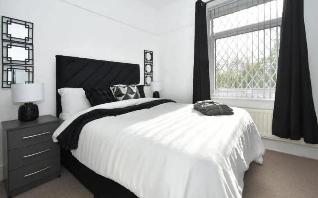 Beautiful 3-bed House by Ministays Stoke-on-trent