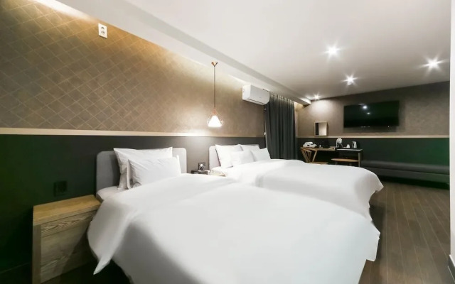 Gray 194 Hotel