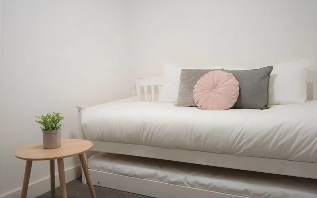 Luxury 1 Bedroom 1 Study With 1 Parking