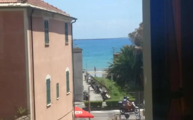 House of Fly with Sea View, Front the Beach