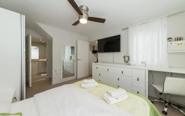 2-bed House in Reading-near Town-sleeps 4
