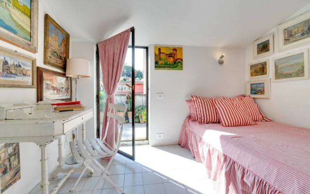 Luxury Art Apt With Terrace in Trastevere, Serviced by Hostmaker