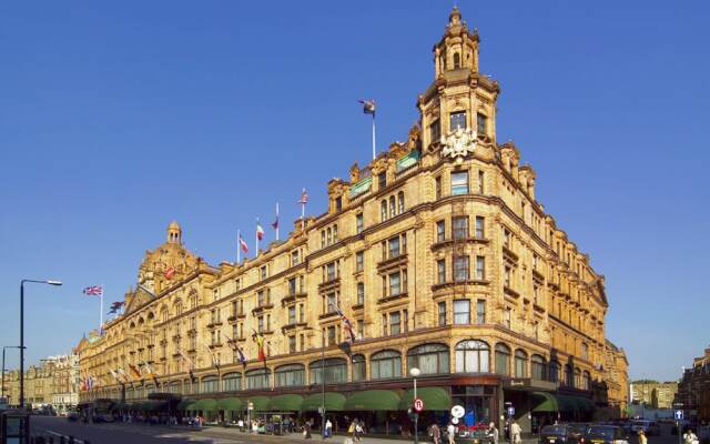 Отель Holiday Inn London Kensington Forum вид на фасад