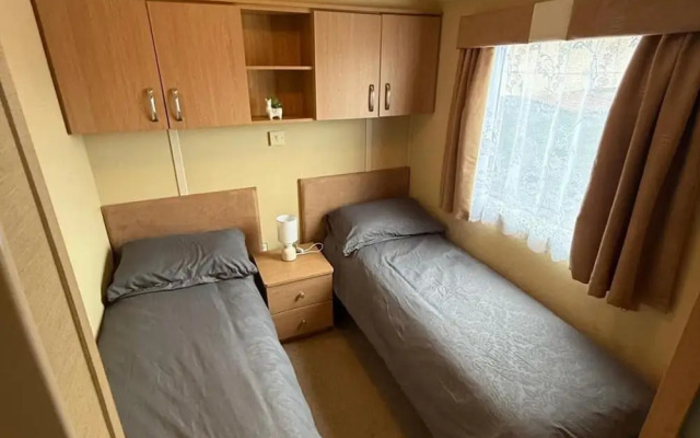 Cabin Caravan Sleeps 6 With Parking