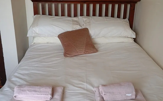 Room in Apartment - 1 Bedroom In A Homely Home With A Lovely Farm
