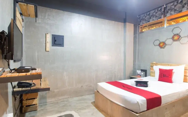 Bhive Hotel by RedDoorz