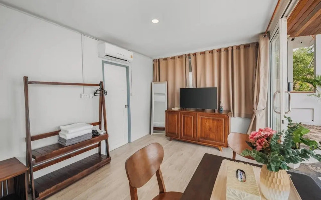 Room-charming Guest Room With Private Fa
