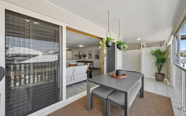 3-bed Haven With Balcony and Bbq, 5-min to Beach
