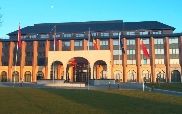 Tangla Hotel Brussels вид на фасад