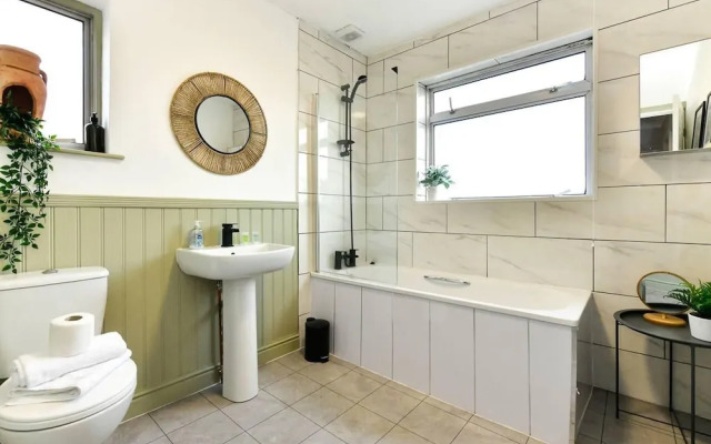 House - Sleeps up to 9 & Free Parking