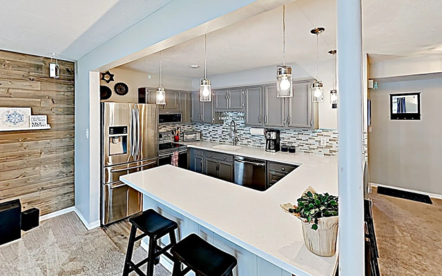 933scdue 3 Bedroom Condo