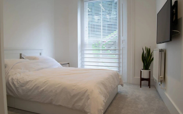 Central and Spacious City of London Apartment