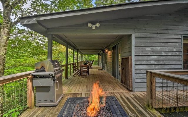 Cozy Clayton Cabin w/ Deck & Mountain Views!