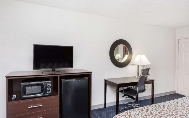 Days Inn by Wyndham Hendersonville