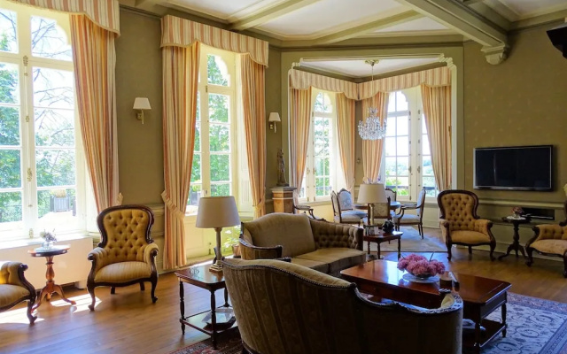 Vineyards and Valleys: A French Hide-in