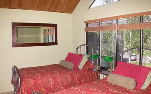 RedAwning Ala Wai Apartment