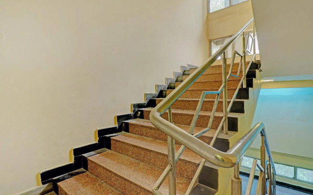 OYO 81273 Hotel Sri Sai Grand Central