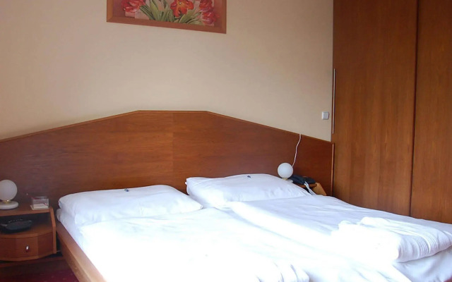 Hotel West