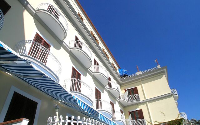 Hotel La Bussola вид на фасад