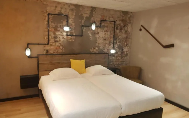 Upstairs Hotel