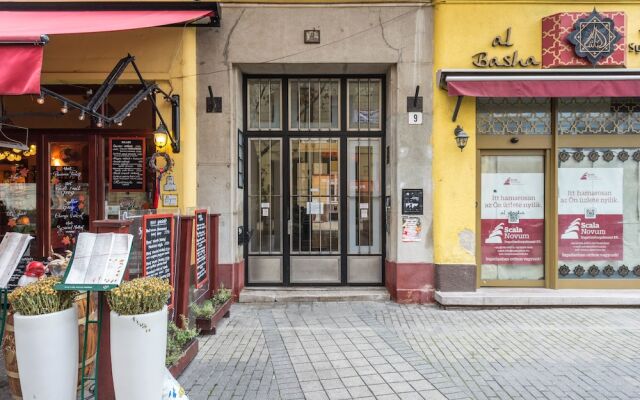 Апартаменты Oasis Apartments - Liszt Ferenc square вид на фасад