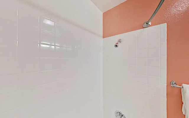 13tr18vy 2 Bedroom Condo