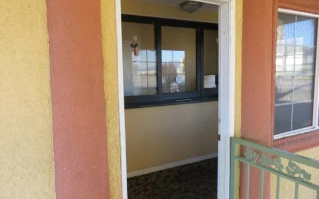 Delmonico Inn & Suites