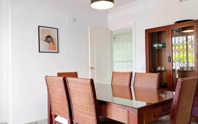 Spacious Poolside 3 Bedroom F-5