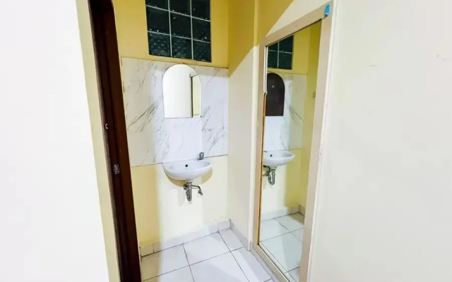 Taisir Residence Near Palmerah Mitra RedDoorz