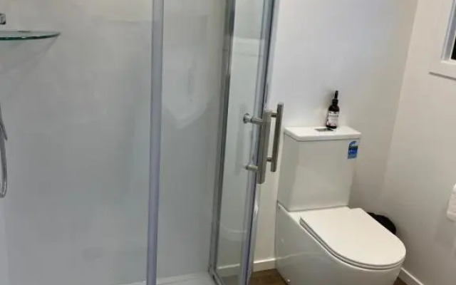 Cozy 2 bedroom with room for a boat