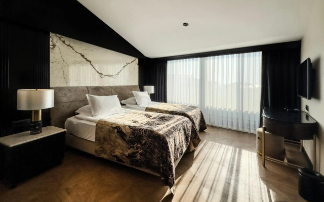 Charisma De Luxe Hotel