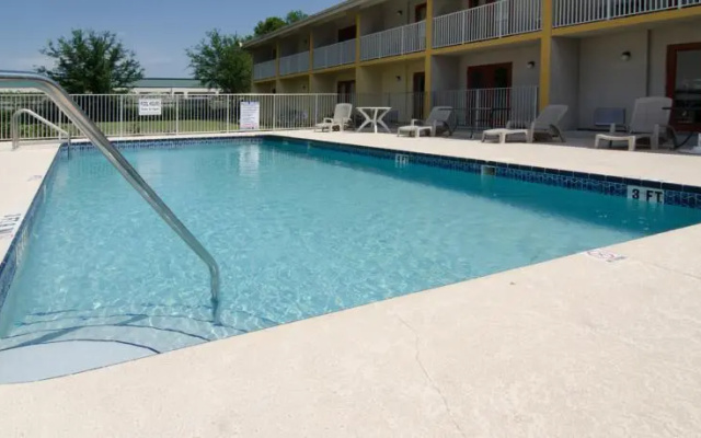 Americas Best Inn & Suites Clearwater