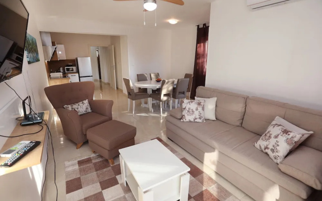 Lovely 2-bed Apartment in Okrug Gornji