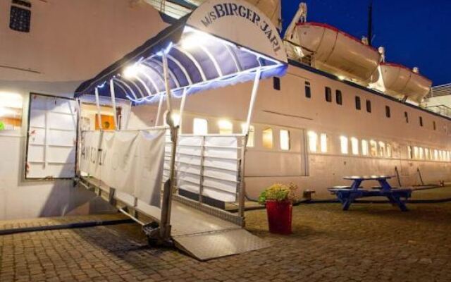 MS Birger Jarl - Hotel & Hostel Стокгольм вид на фасад