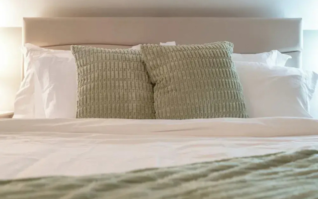 Near Downtown | 2 En-Suites • Garage • Sleeps 9