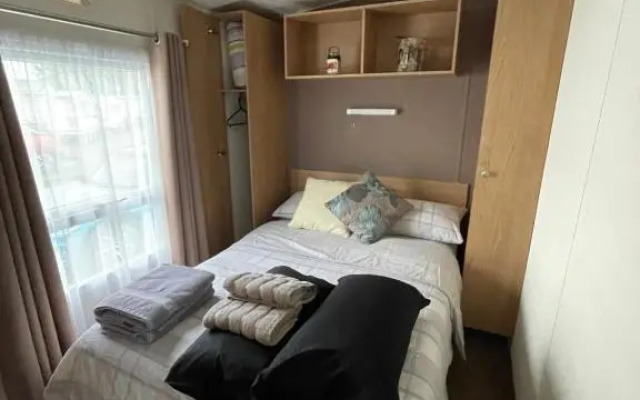 Caravan - Sleeps 10 - Pet Friendly - Parking