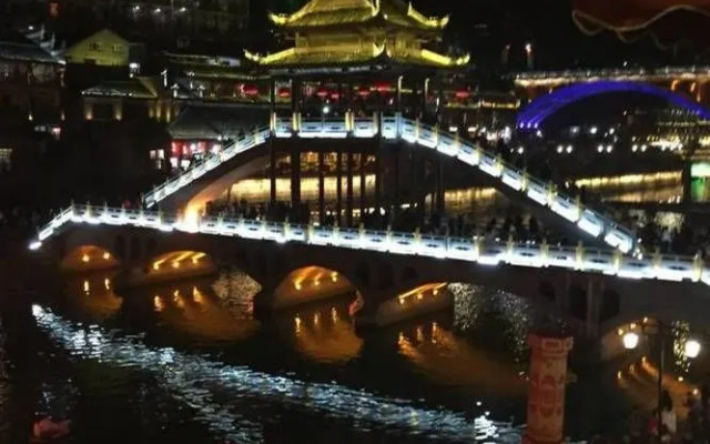 Yijian River View Guesthouse(凤凰亦间江景民宿)