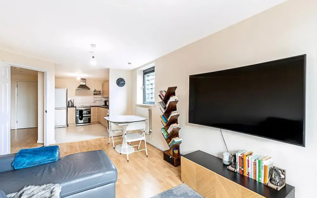 Sleek Flat w/ River Views In Canary Wharf