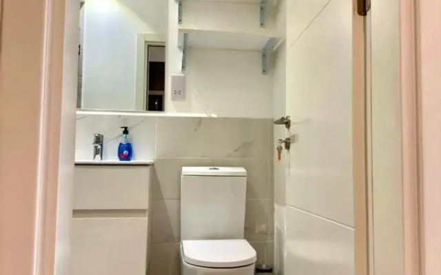 A007 Embassy Gardens Studio Apartm