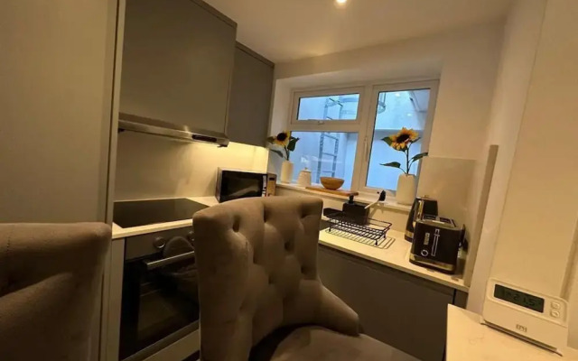 House - Sleeps 4 & Free Parking