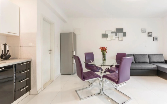 Nice Home in Podstrana With Wifi and 2 Bedrooms