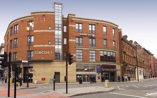 Отель Premier Inn Manchester City Centre - Portland Street Великобритания, Манчестер - отзывы, цены и фото номеров - забронировать отель Premier Inn Manchester City Centre - Portland Street онлайн вид на фасад