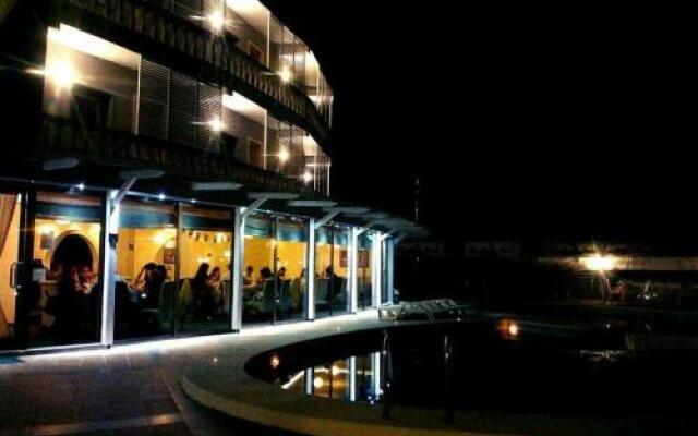 Отель Merlin Park Resort Тирана вид на фасад