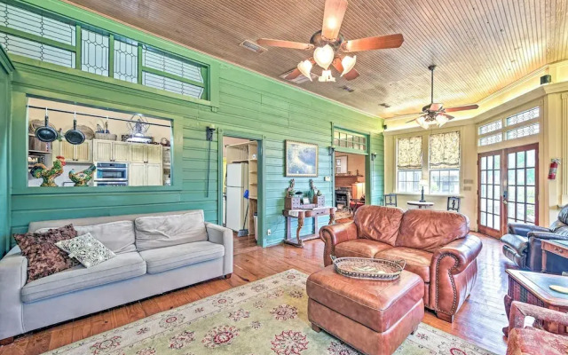 The Lilly House: Historic Glen Rose Home w/ Porch!