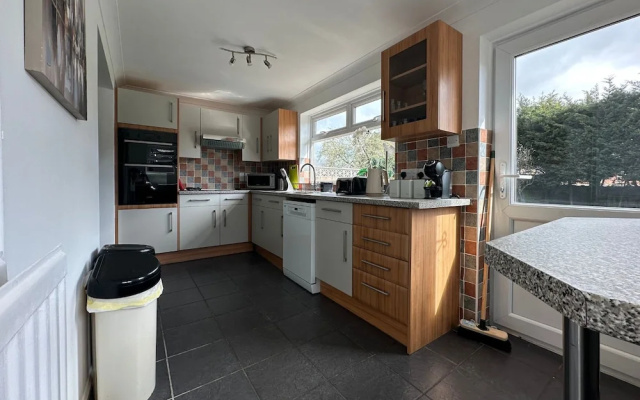 Spacious 5 Bedroom With 4 Baths Off-road Parking
