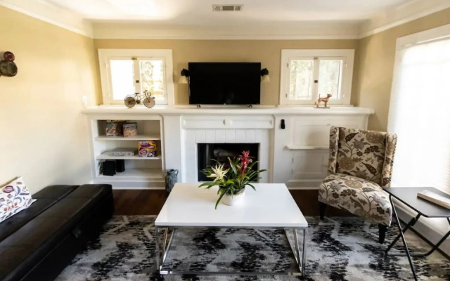 QUAINT UPDATED 2-BEDROOM HOUSE IN GLENDALE (p2)