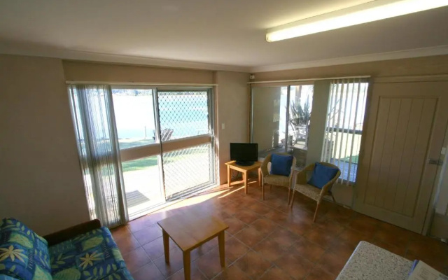 Lake Edge Apartments